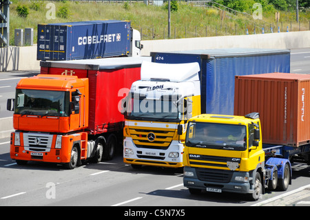 Vorderansicht Nahaufnahme von drei lkw-LKW & Sattelanhänger im Überholmanöver auf vierspurigen englischen UK Autobahn Stockfoto