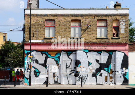 East London Street Scene scheiterte Geschäft redundant geschlossen, vandalisiert und verkrampft Pub Gebäude bedeckt mit Street Art Graffiti England UK Stockfoto
