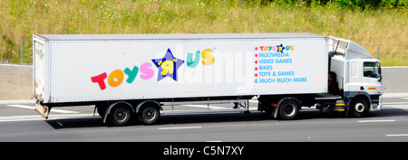 Seite der Spielzeuglieferkette Transport über artikuliert trailer Werbung Toys R Us Retail Stores & Logo mit Lkw DHL Lkw Lkw auf de Autobahn Stockfoto