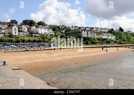Leigh on Sea Sandstrand Ebbe & Wohnraum mit Eisenbahnlinie hinter Southend on Sea & London gesehen an der Themse Estuary Essex Coast England Großbritannien Stockfoto