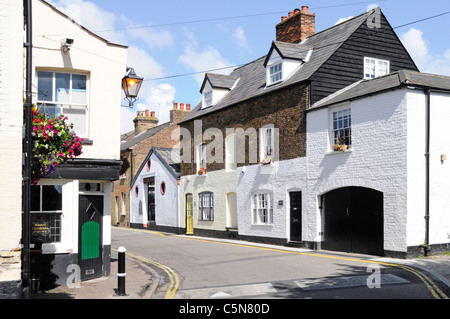 Ferienhäuser mit Vordertür auf der schmalen Straße ohne Bürgersteig in der High Street alte Leigh-on-Sea Essex England UK Bezirk in der Nähe von Southend on Sea Stockfoto