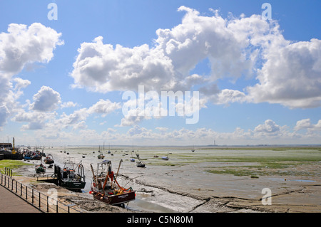 Thames Estuary Ebbe Landschaft Boote & Wattenmeer bei Leigh-on-Sea Essex Coast England UK mit Kent Küste Horizont weit weg mit Wolken in Big Sky Stockfoto