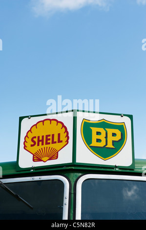 Alten BP SHELL Zeichen auf einen Oldtimer LKW Stockfoto