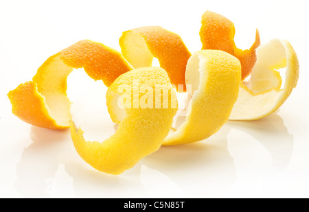 Wendung der Schalen von Zitrusfrüchten auf weißem Hintergrund. Stockfoto