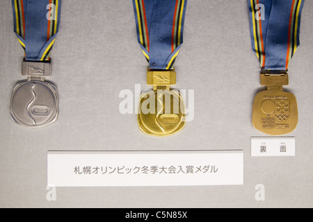 Medaillen für Sapporo Winterspiele: Geschichte der Olympischen Spiele in Japan. in Japan Mint in Osaka. Stockfoto