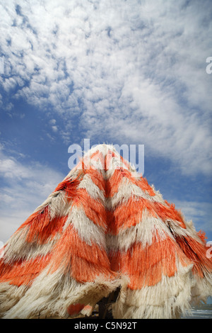 Sonnenschirme am Strand an der italienischen Adria-Küste geschlossen. Stockfoto