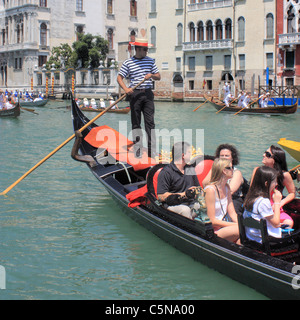 Gondoliere in Venedig. Reiten einer Gondel bei Vogalonga Regatta. Stockfoto