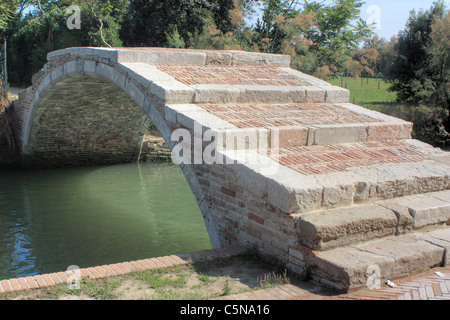 Ponte del Diavolo (Teufelsbrücke) ohne Brüstung, Insel Torcello Stockfoto