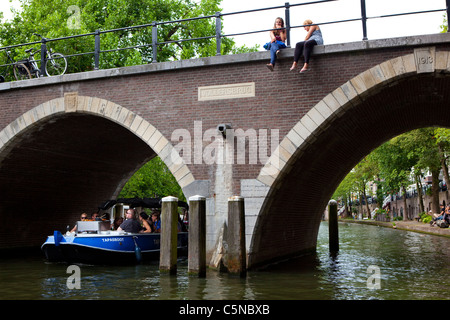 Boot, Unterquerung der Vollersbrug auf der Oudegracht Kanal, Utrecht, Niederlande Stockfoto