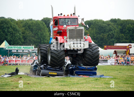 Monster-Truck Zerkleinern Autos, Nantwich Show, UK Stockfoto