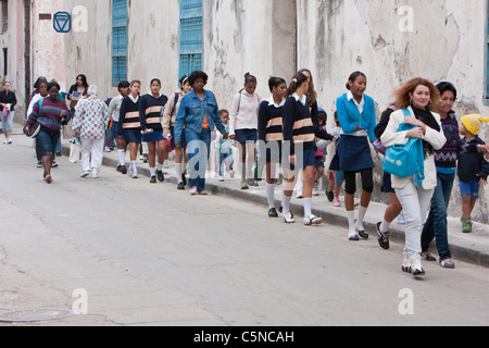 Kuba, Havanna. Junge Frauen und Kinder zu Fuß. Stockfoto