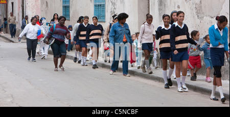 Kuba, Havanna. Junge Frauen und Kinder zu Fuß. Stockfoto