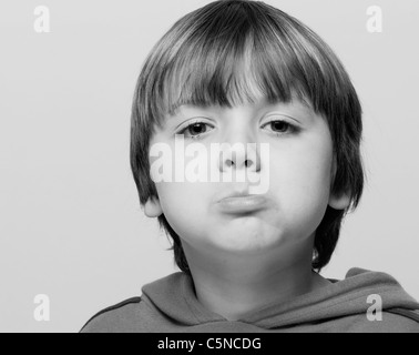 Porträt eines jungen Mannes, schmollen Stockfoto