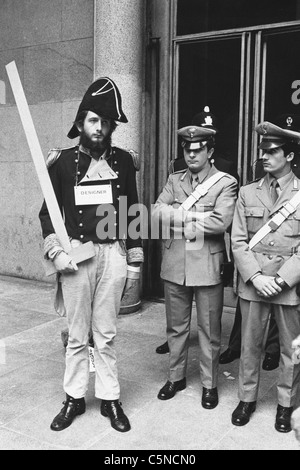 Protest von einem jungen Designer an der Triennale di Milano, Italien 1973 Stockfoto