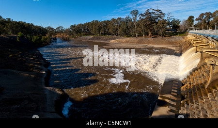 Ein Wehr, Freisetzung von Wasser zur Bewässerung landwirtschaftlich genutzter Flächen. Stockfoto