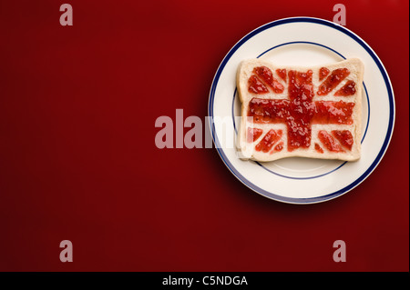 Eine Scheibe Brot mit einem Union Jack-Flagge Erdbeermarmelade Stockfoto