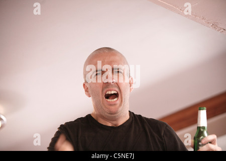 Manchester Utd inoffizielle Songschreiber Peter Boyle führt das Singen von Manchester United Fans in der Bischof Blaize Kneipe. Stockfoto