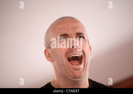 Manchester Utd inoffizielle Songschreiber Peter Boyle führt das Singen von Manchester United Fans in der Bischof Blaize Kneipe. Stockfoto