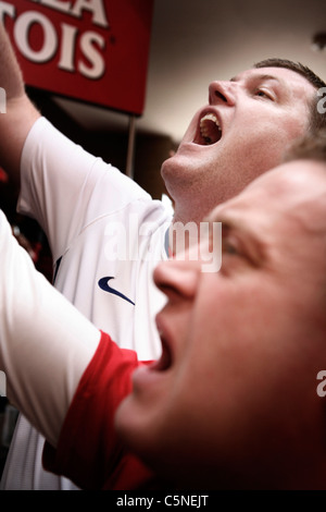 Manchester Utd inoffizielle Songschreiber Peter Boyle führt das Singen von Manchester United Fans in der Bischof Blaize Kneipe. Stockfoto