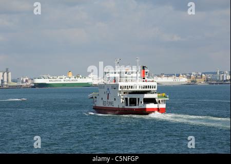 Isle Of Wight Fähre Red Osprey inbound, Southampton England UK Stockfoto