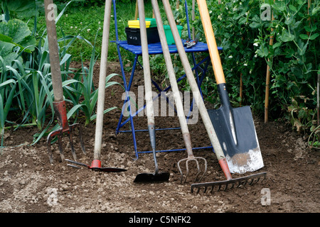 Die Werkzeuge der Gemüsegarten: Gabel, Hacke, Kralle, Rechen, Spaten Stockfoto