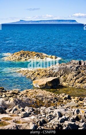 Die Insel Eigg gesehen vom Strand bei Traigh in der Nähe von Portnaluchaig; Arisaig; Schottland Stockfoto