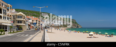 Portugal, Estremadura, Sesimbra, Strand und Stadt Stockfoto