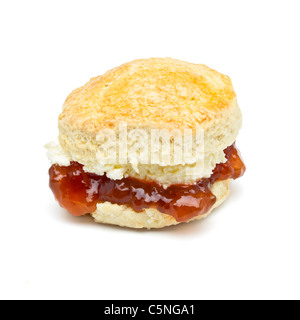 Creme Tee Scones mit Marmelade aus niedrigen Perspektive isoliert auf weiss. Stockfoto