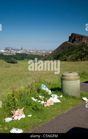 Müll auf einem Lagerplatz im Holyrood Park verstreut Stockfoto