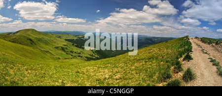 Bergstraße in Karpaten Panorama. Ukraine Stockfoto