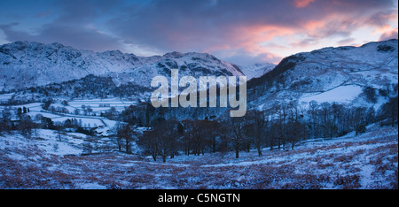 Seatoller und die Borrowdale Fells bei Sonnenuntergang. Lake District National Park. Cumbria. England. VEREINIGTES KÖNIGREICH. Stockfoto