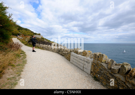 Mann mit dem Fernglas Ausschau auf das Meer im Durlston Country Park, Swanage. Stockfoto