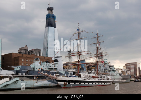 Große Schiff Abenteuer Schiff "S Stavros Niarchos" vertäut neben HMS Belfast-1 Stockfoto