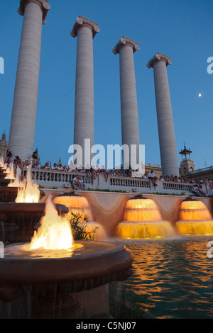 BARCELONA, Spanien - Juli 07:Barcelona Font Magica oder magischen Brunnen vor Palacio Nacional, die nationalen Alace. Menschen suchen und Auflisten von Magic FountainJuly 07, 2011 in Barcelona, Spanien. Stockfoto