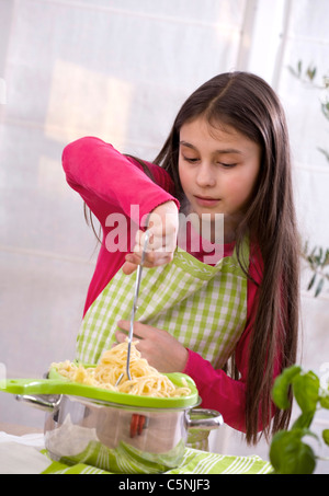 Mädchen, frisch gekochte spaghetti Stockfoto