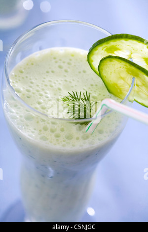 Gurken-Shake mit Stroh Stockfoto