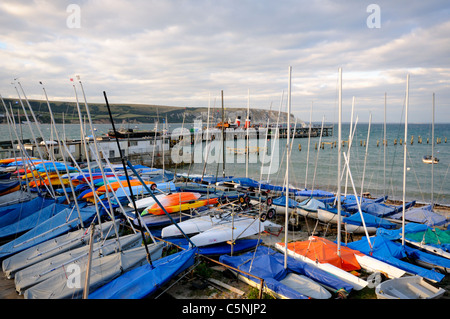 Waverley Raddampfer angedockt an Swanage Pier mit Segelbooten in Forground, Dorset, England. Stockfoto