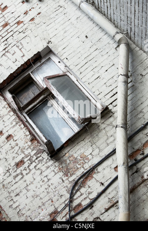 Broken Windows, Kabel und Wasserpfeife auf verlassenen Außenwand Stockfoto