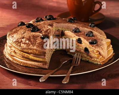 Geschichtete Torte mit Amarena-Kirschen Stockfoto
