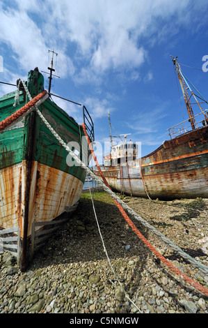 Wracks der kleinen Trawler Fischerboote im Hafen von Camaret-Sur-Mer, Finistère, Bretagne, Frankreich Stockfoto