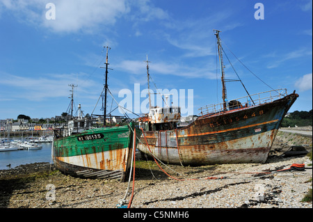 Wracks der kleinen Trawler Fischerboote im Hafen von Camaret-Sur-Mer, Finistère, Bretagne, Frankreich Stockfoto
