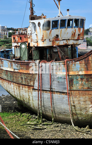Wrack der kleinen Trawler Fischerboot im Hafen von Camaret-Sur-Mer, Finistère, Bretagne, Frankreich Stockfoto
