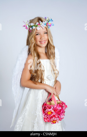 Engel Kinder Mädchen halten Blumen Tasche mit Flügeln und Krone Stockfoto