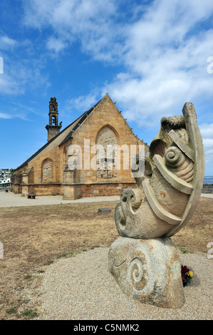 Die Kapelle Notre-Dame de Rocamadour im Hafen von Camaret-Sur-Mer, Finistère, Bretagne, Frankreich Stockfoto