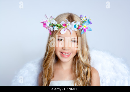 Engel Kinder Mädchen Porträt mit Mode weißen Flügeln und Krone Blumen Stockfoto