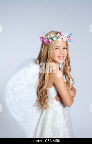 Engel Kinder Mädchen Porträt mit Mode weißen Flügeln und Krone Blumen Stockfoto