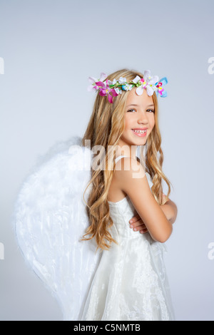 Engel Kinder Mädchen Porträt mit Mode weißen Flügeln und Krone Blumen Stockfoto