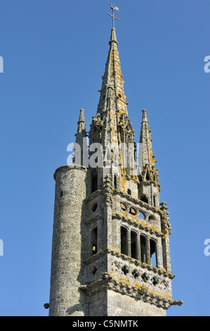 Der Kirchturm von St. Clet bei Cléden-Cap-Sizun leiden, Flechten und Erosion, Finistère, Bretagne, Frankreich Stockfoto