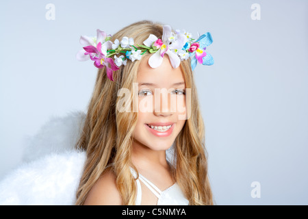 Engel Kinder Mädchen Porträt mit Mode weißen Flügeln und Krone Blumen Stockfoto