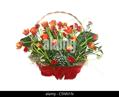 Schöne Blumen in einem Korb, isoliert auf weiss Stockfoto